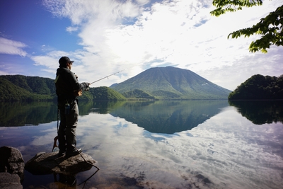 中禅寺湖と男体山を眺めながらの釣り