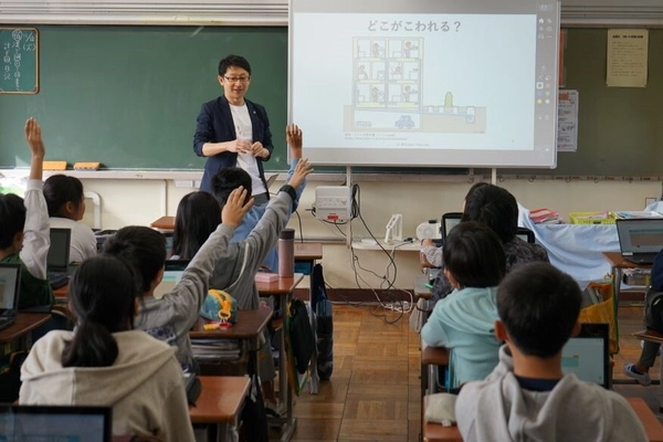 出前授業「災害時のトイレのそなえ ～能登半島地震の被災者からの声～」大田区立出雲小学校で実施 　「携帯トイレ」の使い方を実演