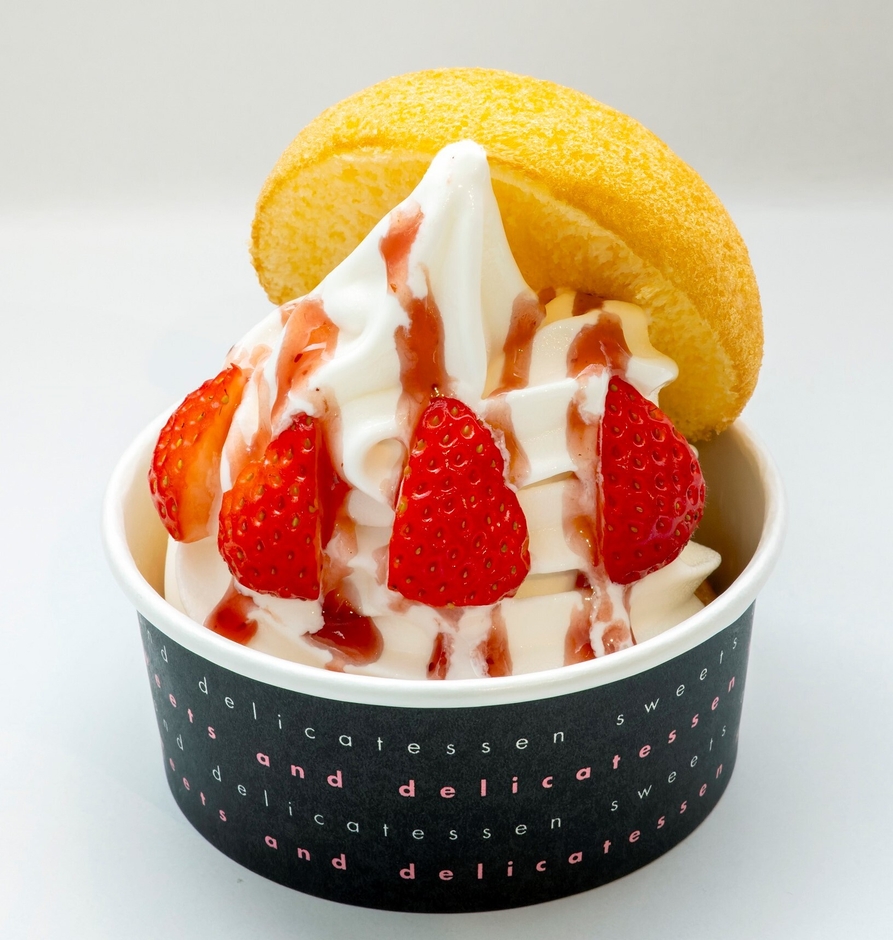 ペコちゃんのほっぺPremiumミルキーソフトクリーム(苺&苺ソーストッピング)