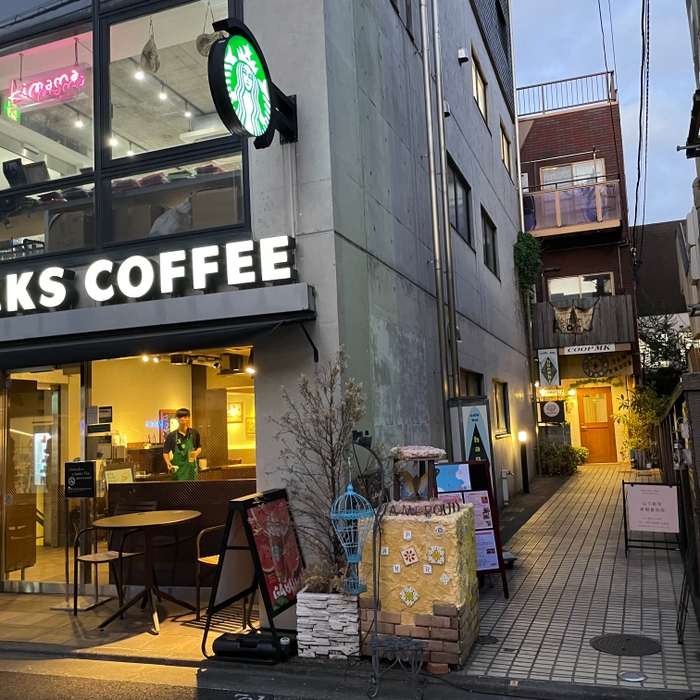 スターバックス横の路地をお進みください　