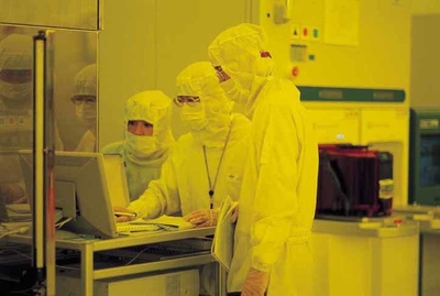 TSMCの12インチウェハ処理工場で働く従業員(提供:TSMC)
