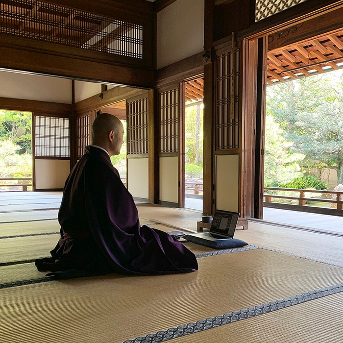 本堂にて法話