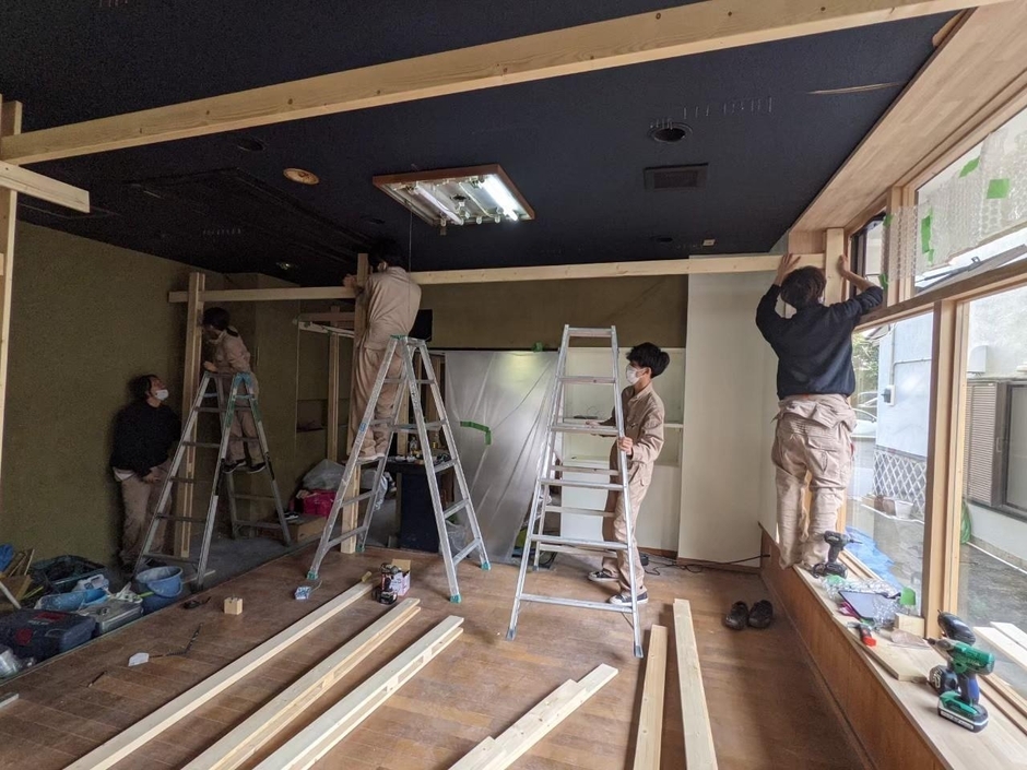 施工写真-07・作業中は同じつなぎを着て作業しています