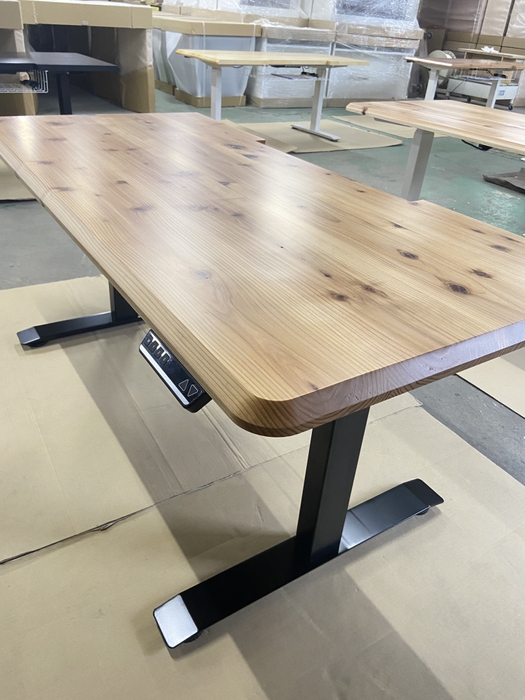 完成した「100年昇降ウッドデスク」