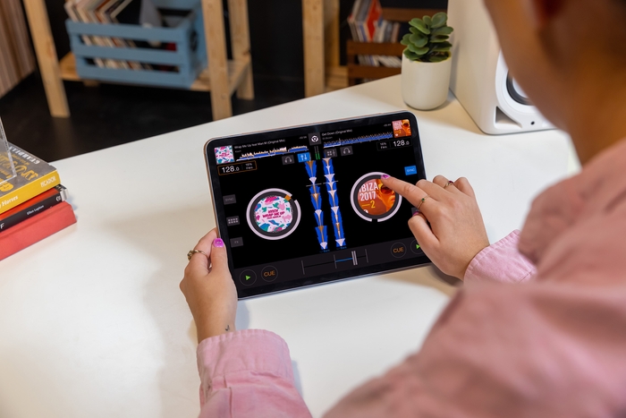 スマートフォン1つで気軽にDJプレイが楽しめる 1