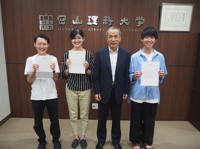 授与式後、写真に納まる（左から）松下さん、平岡さん、柳澤学長、岡田さん