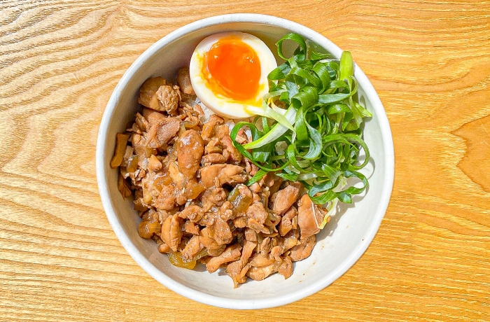 鶏モモ肉を使用した本格的な「鶏肉飯（チーローハン）」商品イメージ