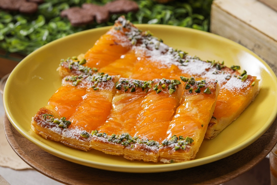 アプリコットパイ :旬をむかえる色鮮やかなアプリコットを使い、サクサクしたパイ生地の食感も楽しめる一品。