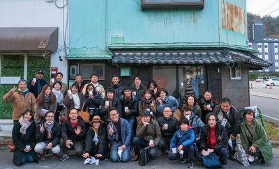 「昭和の寅や」物件前で集まった協力者達と撮影