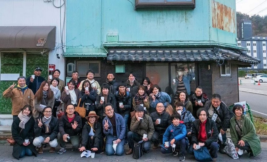 「昭和の寅や」物件前で集まった協力者達と撮影