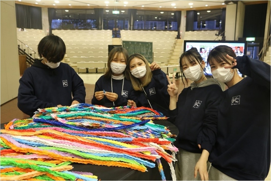 完成した計10,000羽の折り鶴