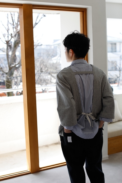 スペインピマコットンを使用したエプロン￥25,300＊9月発売、ウールパンツ￥55,000＊10月発売(全て税込)