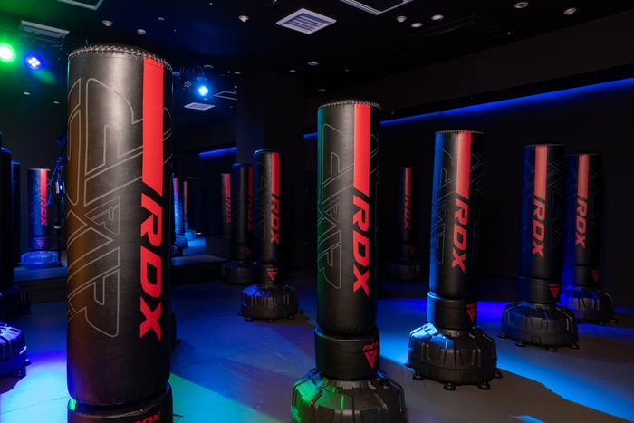 『A-WORX boxing＋fitness』には沢山のRDXスタンディングバッグがある