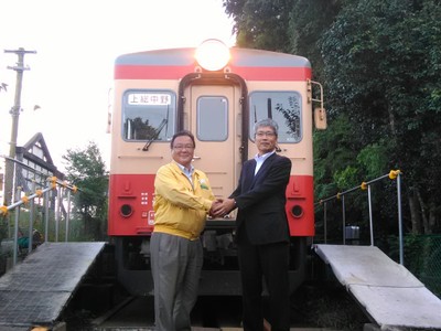 いすみ鉄道・鳥塚社長(左)と養老鉄道・都司社長(右)