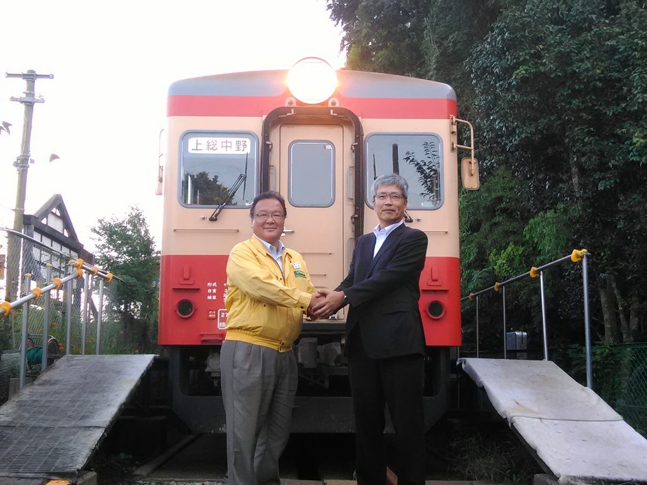 いすみ鉄道・鳥塚社長(左)と養老鉄道・都司社長(右)