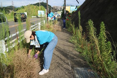△ 清掃作業前後の比較(本社周辺の道路沿い)