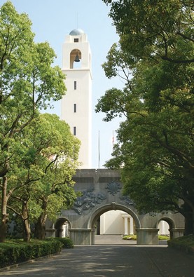 政経塾の光景(アーチ門・黎明の塔)   