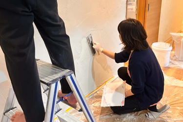 スキマバイトの左官女子が職人不足に一役　 左官女子育成「塗り壁技術習得研修」 4月22日に横浜市青葉区で開催
