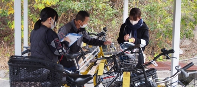 全生徒対象「安全な通学と自転車の整備点検」を実施　自転車組合の協力による通学用自転車の点検で事故を未然に防ぐ