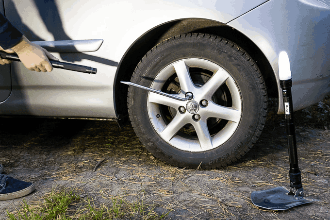 VERKのグリップでホイールレンチを延長すればより強い力が生まれます。