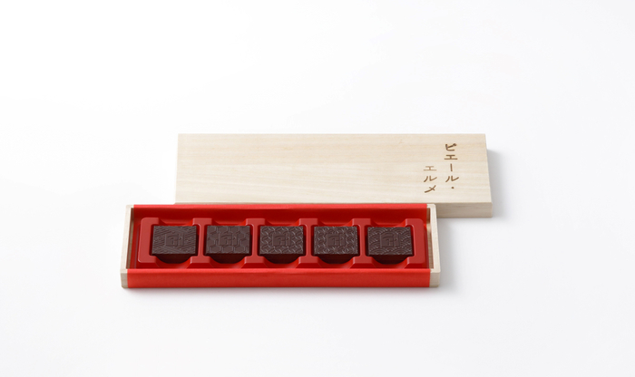 ビターチョコレート（桐箱入り）　3,024円（10枚入り）　日本の伝統模様が入ったシンプルな四角形のチョコレート