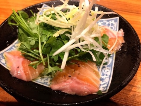 サーモンとパクチーのカルパッチョ生玉子のせ