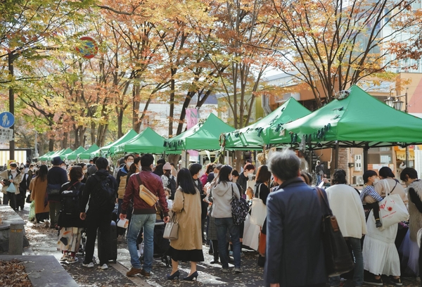 6月18日(日)12時半頃～17時、けやき並木通りにて6つの店舗が出店し、販売を行います。