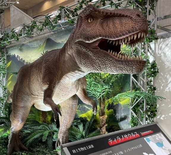 動く恐竜ロボット