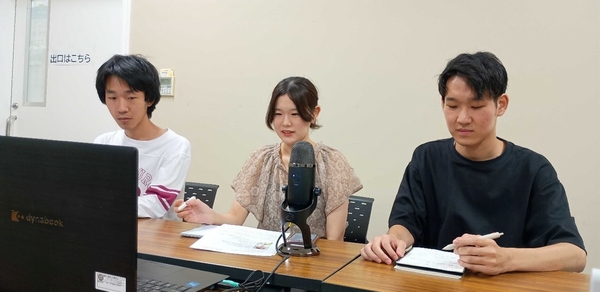 ロート製薬とWEB会議を行う近畿大学生の様子