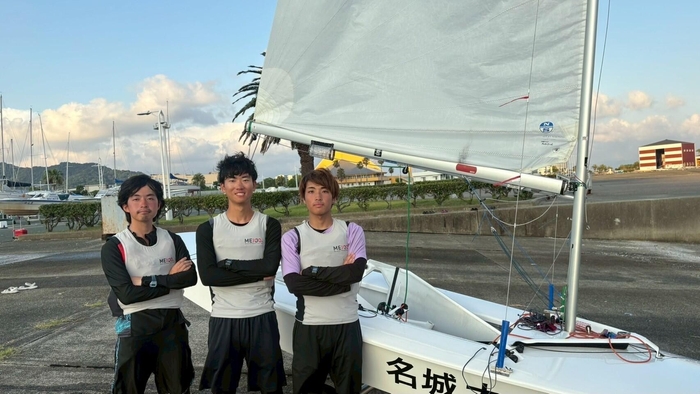 全日本学生ヨット個人選手権大会に出場する(左から)三浦選手、小林選手、上坂選手