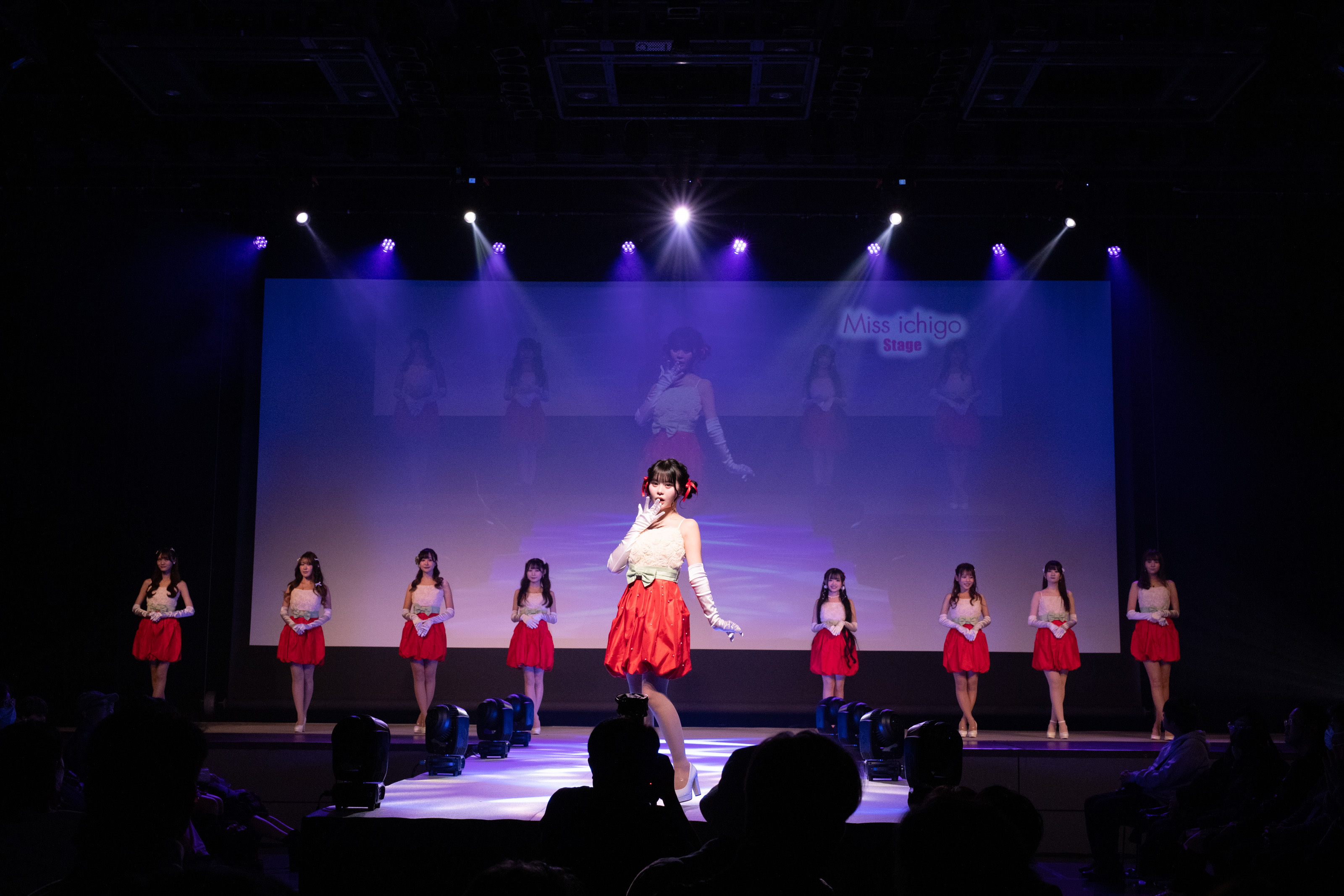 ランウェイでのさくらさん(中央)