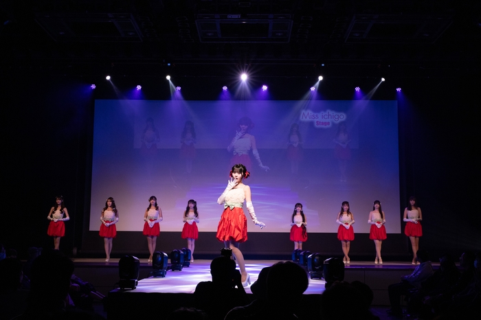 ランウェイでのさくらさん(中央)