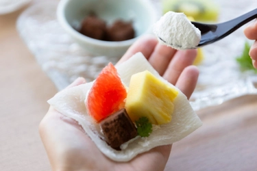 銀河に新登場！手のひらで完成する、上品なフルーツ大福体験「包んで食べるフルーツ大福」