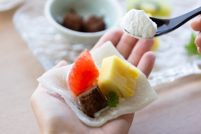 包んで食べるフルーツ大福(イメージ)