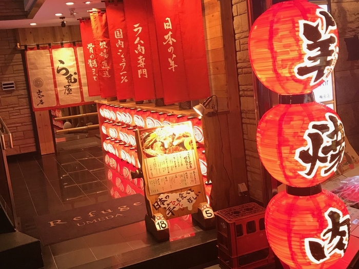 たくさんの提灯が目印!