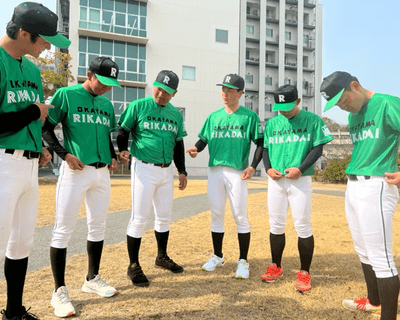 ユニフォームの感触を確かめる安井監督や選手たち