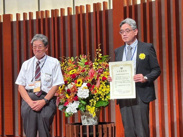 日本工学教育協会の岩附信行会長（左）から表彰状を授与された赤木教授（右）
