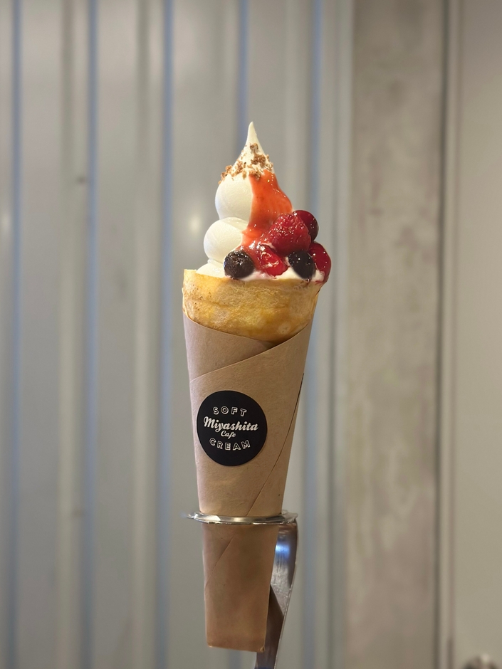 【ベリーズ】フレッシュなベリーとソフトクリームを重ねた、彩り豊かな一品。