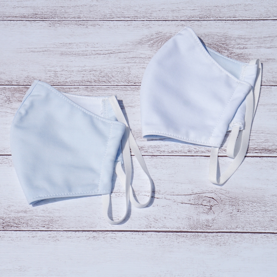 (左:ブルー、右:ホワイト)