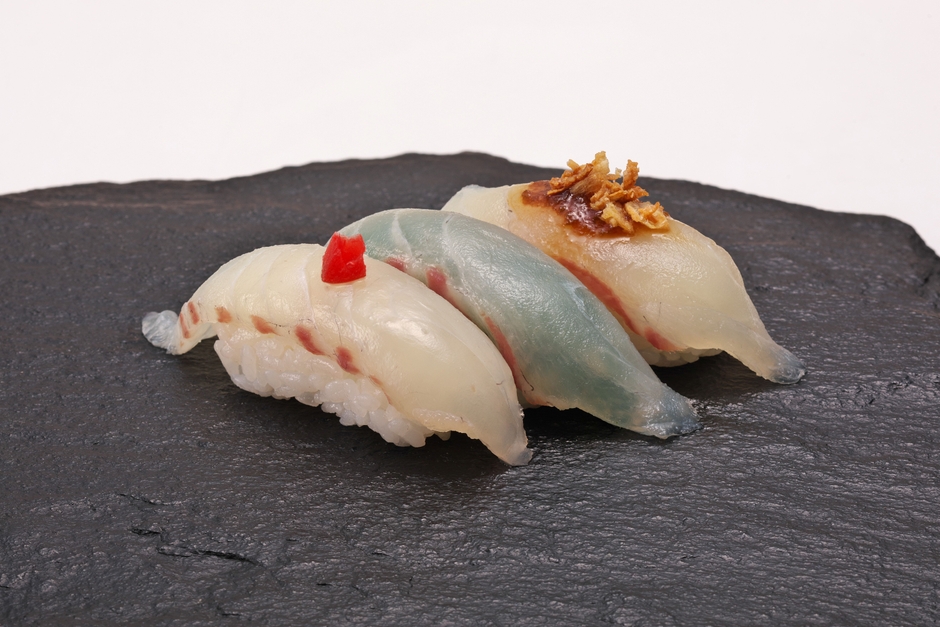 愛媛県産 活桜鯛食べ比べ三昧　煎り酒とカリ梅、桜の葉の風味、柚子胡椒で、愛媛県産 活桜鯛の三種の食べ比べ