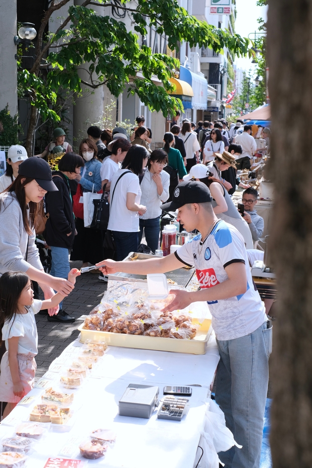 人と会話を楽しむマルシェ