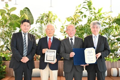 左からNEC 弓削亮太主幹研究員、飯島澄男名城大学終身教授・NEC特別主席研究員、日本物理学会 宮下精二会長、NEC 山田昭雄 執行役 Corporate EVP 兼 CAIO（提供：NEC）