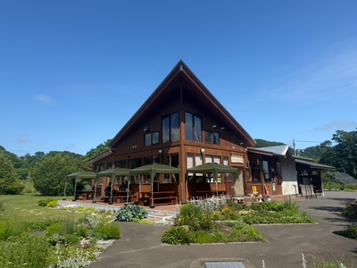 北海道の大自然に囲まれたログハウス風の外観