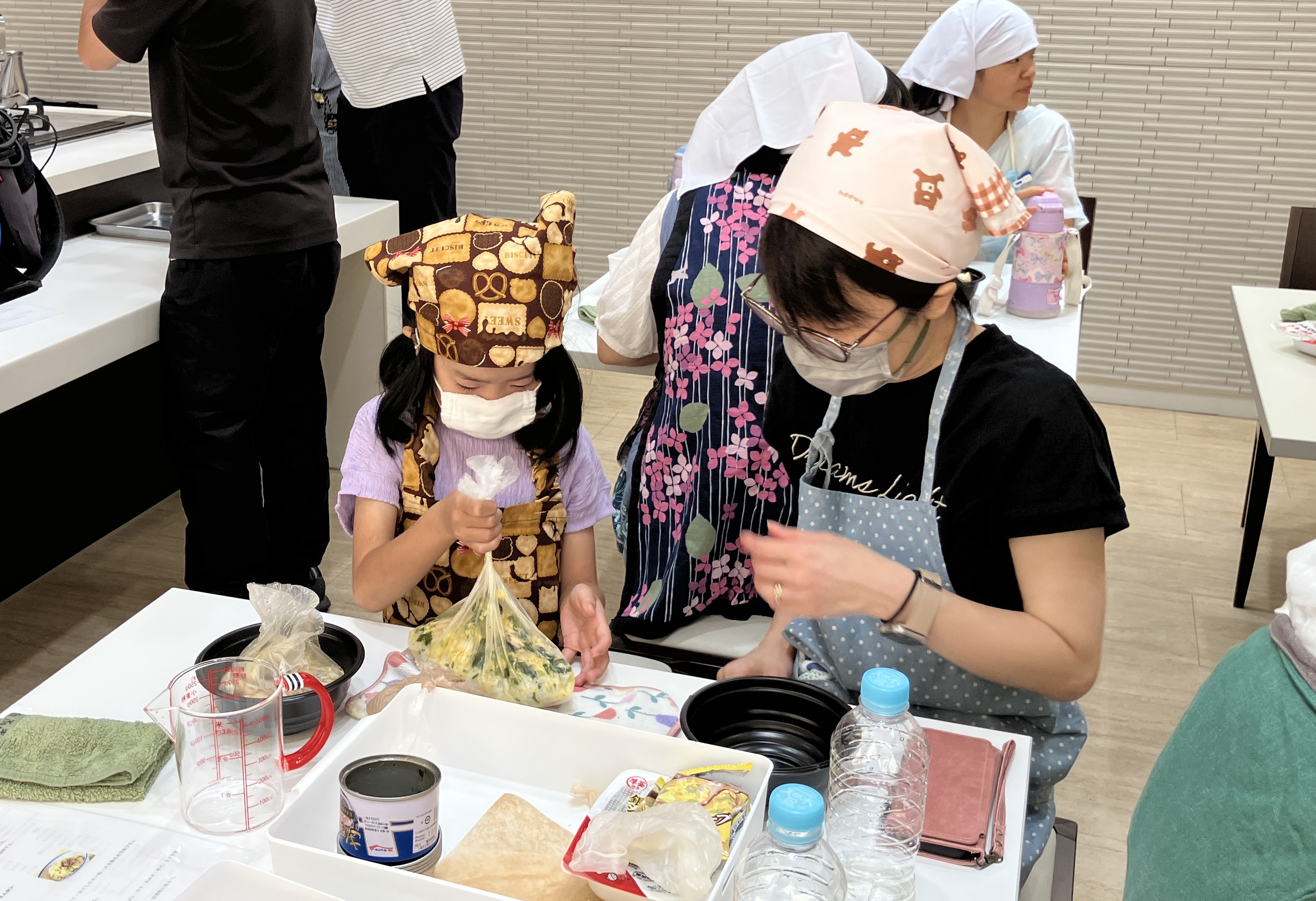 【開催レポート】新日本ガスが親子向け「夏休み防災教室」を開催！祖母とお孫さんや親子の笑顔があふれるパッククッキングやLPガスの防災講話で大盛況