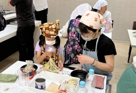 【開催レポート】新日本ガスが親子向け「夏休み防災教室」を開催！祖母とお孫さんや親子の笑顔があふれるパッククッキングやLPガスの防災講話で大盛況