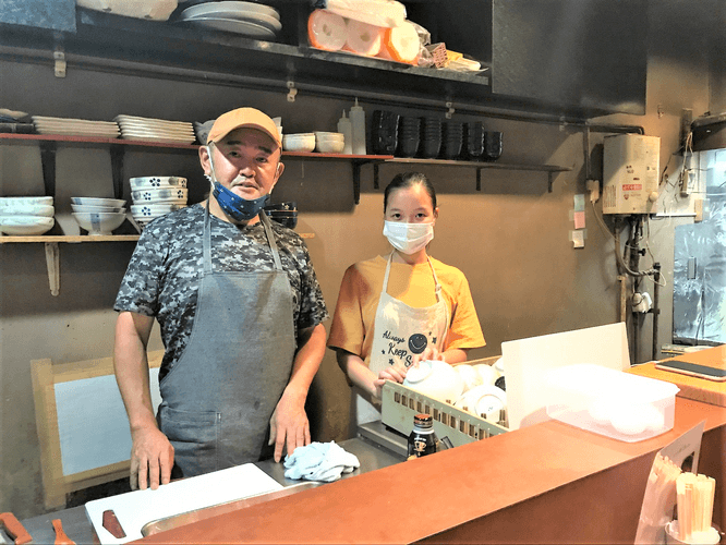 まぐろや歳三郎 平井店主（左）