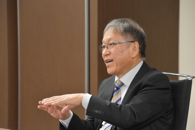 ヨット競技について質問する野口学長