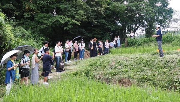 令和5年（2023年）7月の農学部オープンキャンパスでの環境管理学科キャンパスツアーの様子