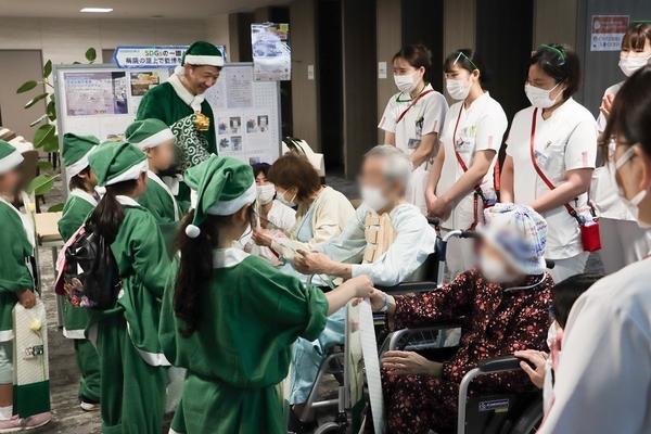 みどりのサンタから患者さんと看護師へお花のプレセント