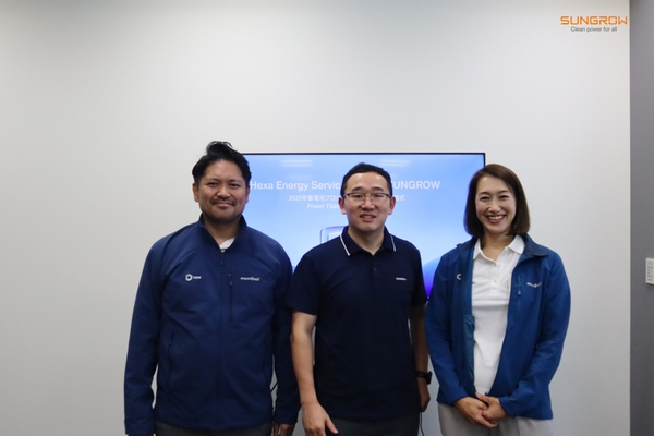 調印式に参加したヘキサ・エネルギーサービスの渡邉優子会長(右)と水田洋一郎CEO(左)、サングロウの許月志アジア太平洋地域ゼネラルマネージャー(中央)